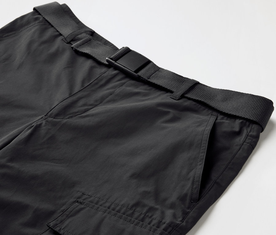Sivrisinek korumalı siyah outdoor pantolon ve siyah kemer detayı.