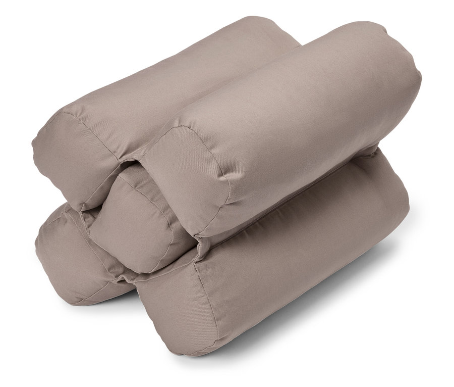 Dört adet silindir şeklinde, toprak rengi yastık yığını.