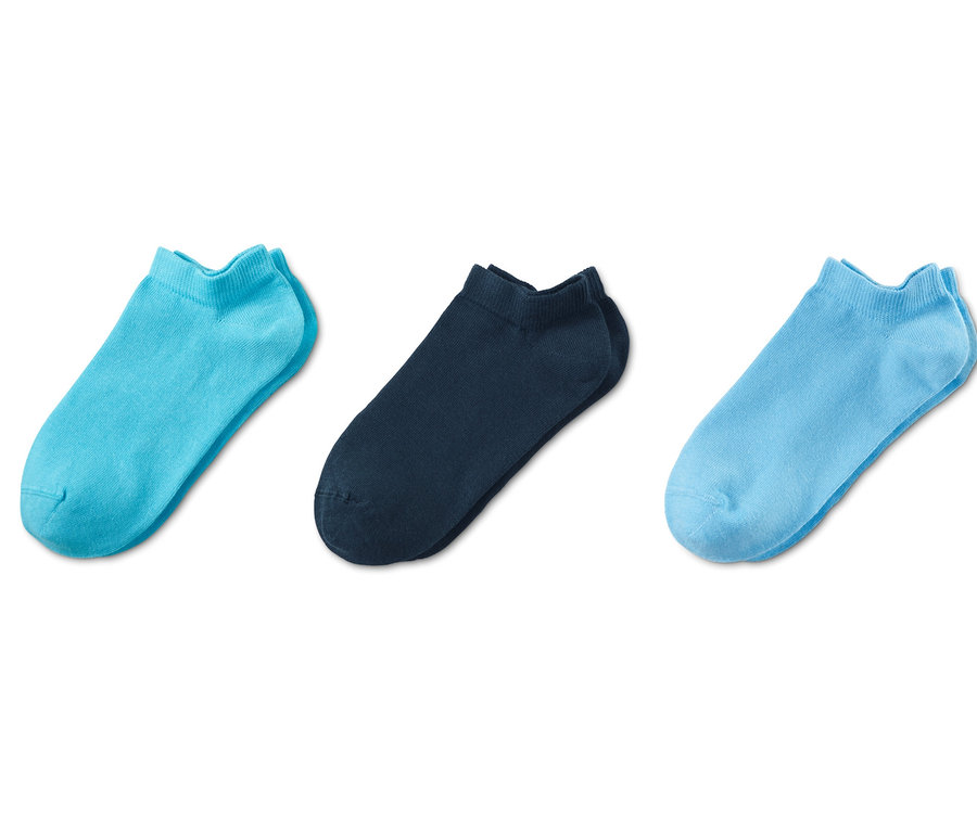 Üç çift organik pamuklu sneaker çorabı: turkuaz, lacivert ve açık mavi.