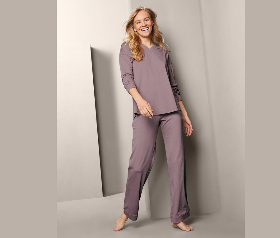 Kadın Organik Pamuklu Pijama Takımı giyiyor.