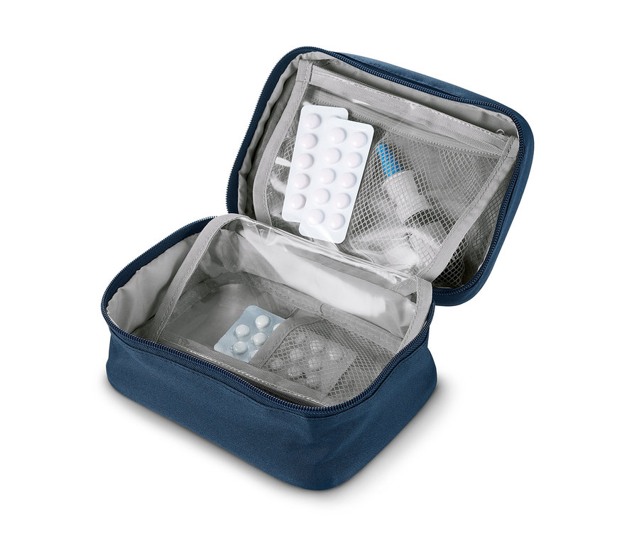 İçinde haplar olan açık mavi ilaç çantası.