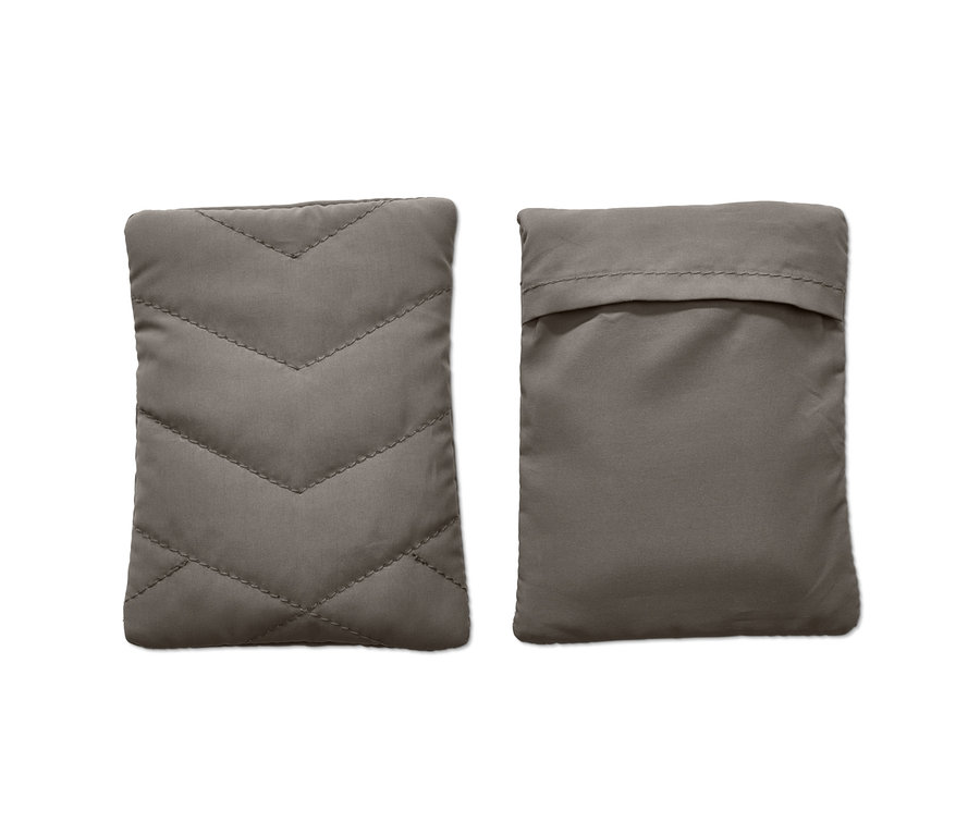 İki adet Cep Isıtma Yastığı yan yana duruyor.