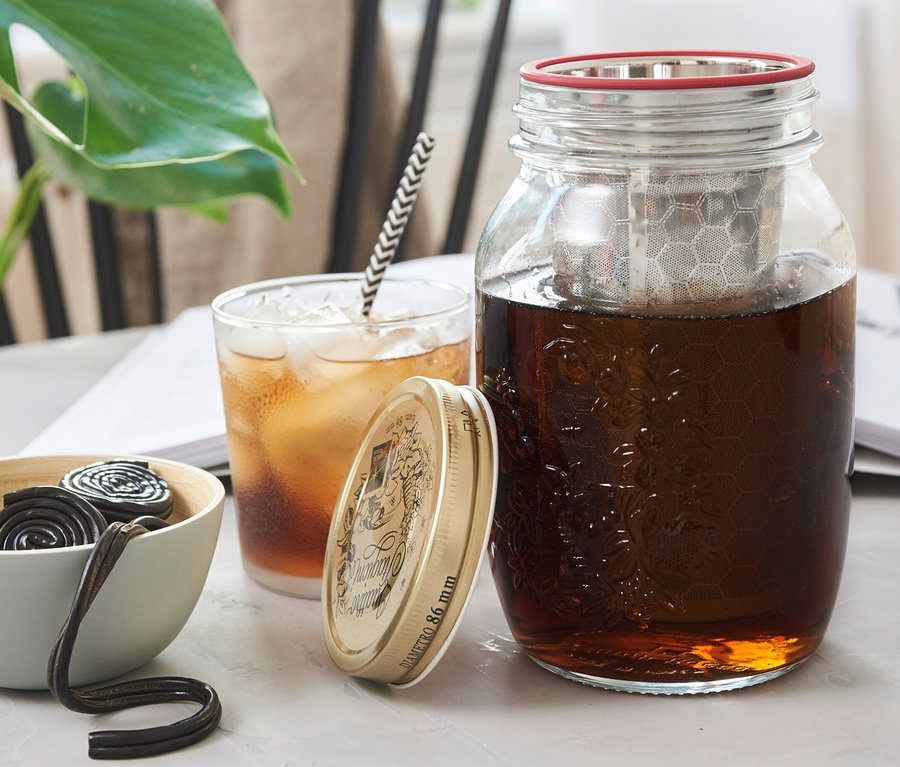 Bardakta soğuk demleme kahve ve Soğuk demleme hazırlayıcı "BrewJar".