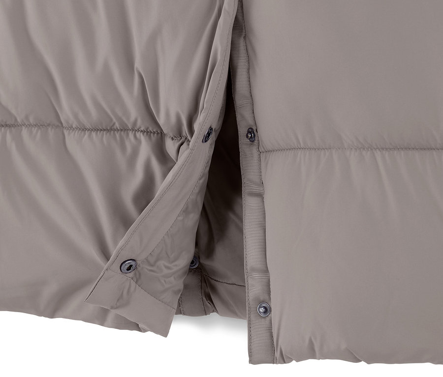 Düğmeleri kısmen açılmış, boz kahverengi kapüşonlu kapitone montun yakın çekimi.