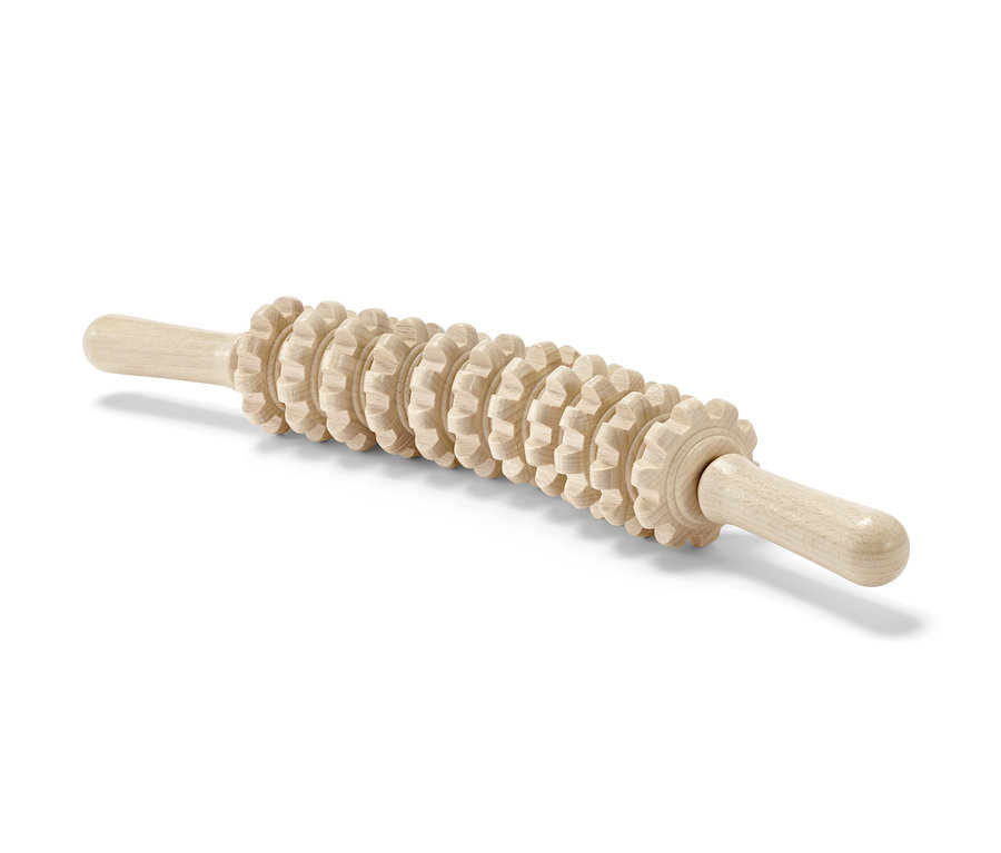 Tahtadan masaj çubuğu beyaz bir arka planda yatay duruyor.