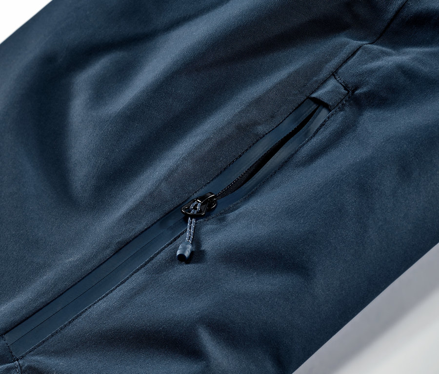Fermuarlı cepli, lacivert kayak ve snowboard pantolonu detayı.