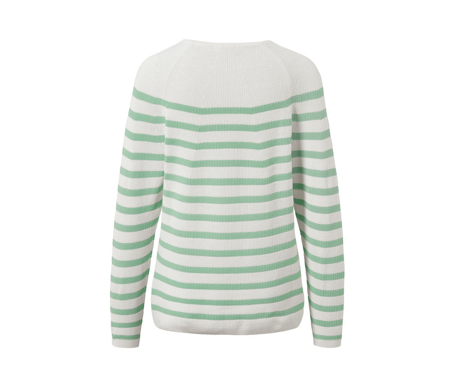 Yeşil çizgili, beyaz örgü kazak.