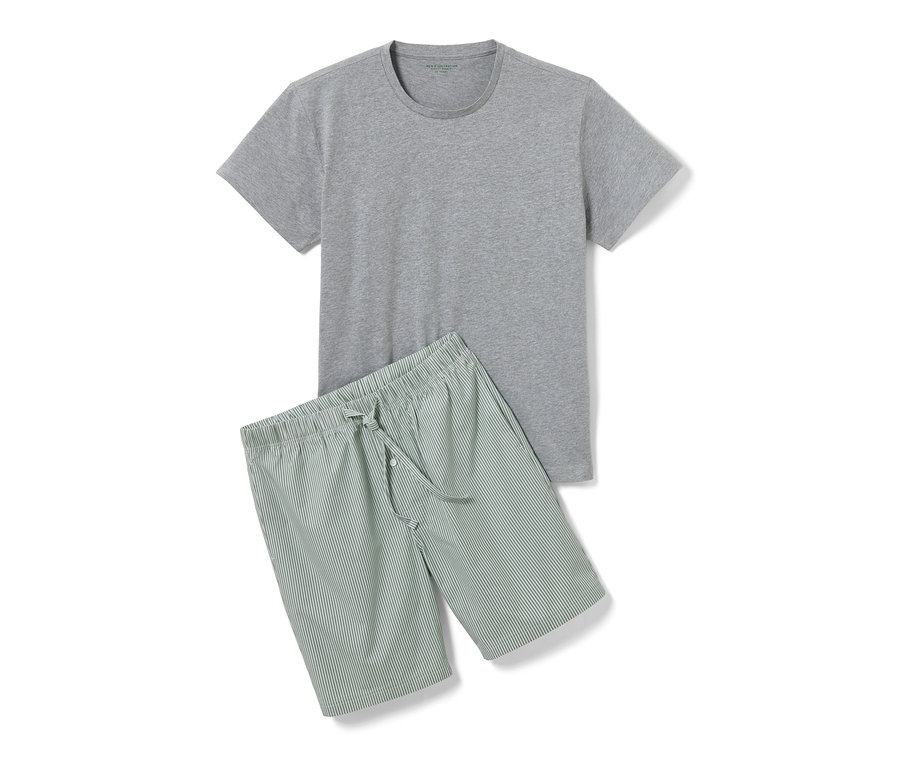 Gri tişört ve beyaz ve yeşil çizgili dokuma şortlu pijama takımı.