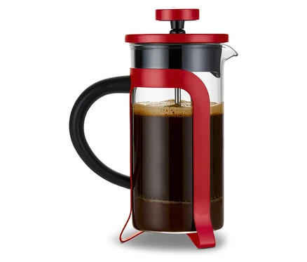 Kırmızı French press, 300 ml, 2 fincan kapasiteli, kahve ile dolu.