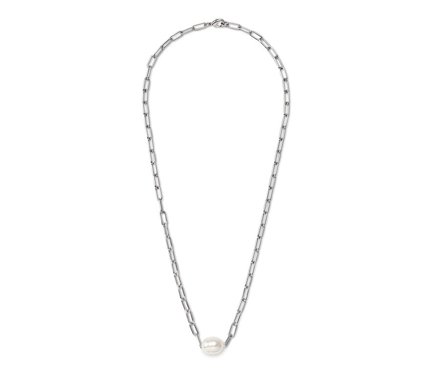 Ortasında inci bulunan gümüş rengi kolye.