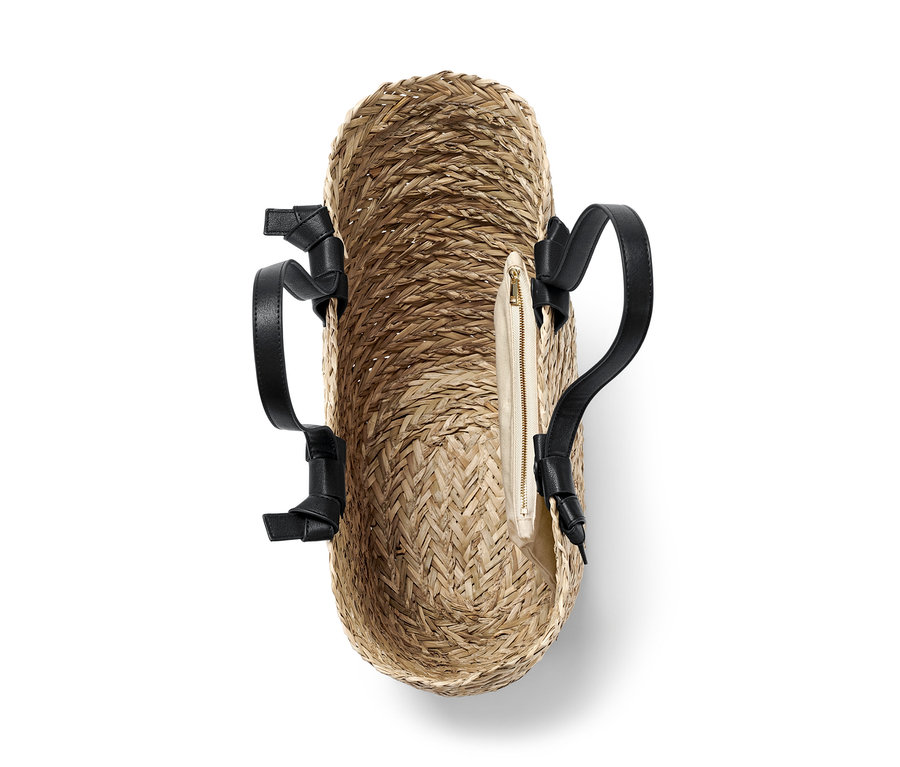 Siyah deri saplı ve bej iç çantalı bir sepet çanta.