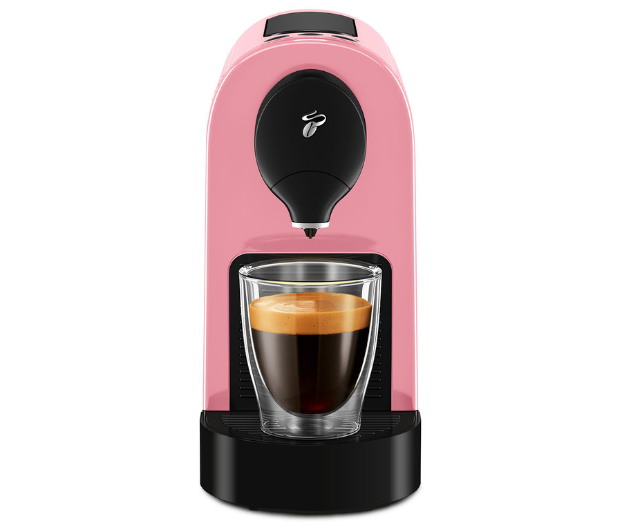 Cafissimo pure+, Cherry Blossom kahve makinesi bir bardağı kahveyle dolduruyor.