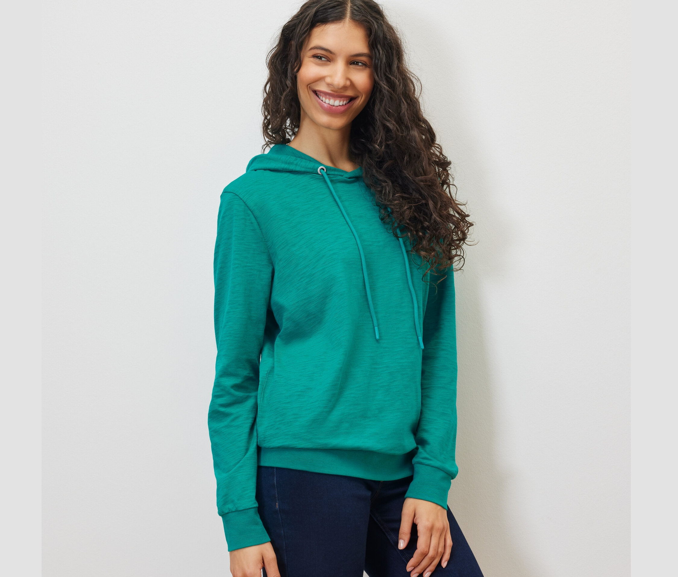 Kadın Deniz Mavisi Jersey bir kapüşonlu giyiyor.