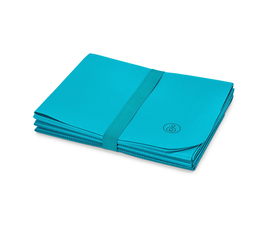 Katlanabilir seyahat spor matı dikdörtgen şeklinde katlanmış ve lastik bantla sabitlenmiştir.