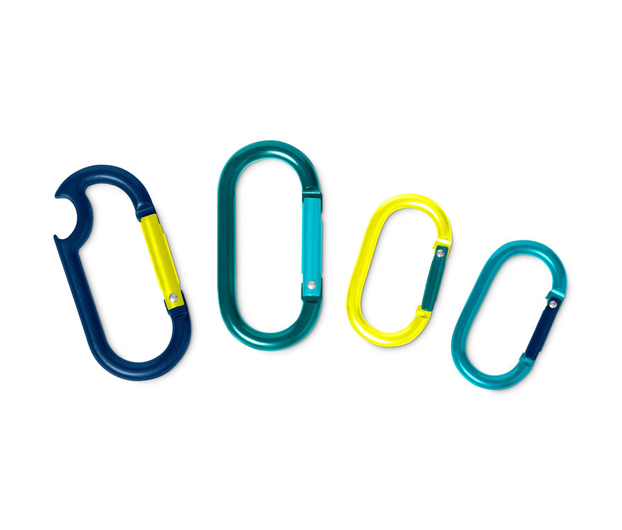 Farklı renklerde dört adet karabina kancası.