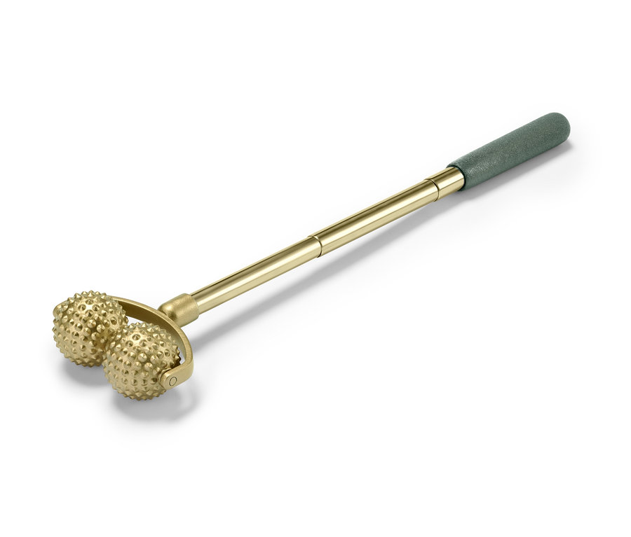 Beyaz arka planda altın rengi teleskopik kirpi masaj rulosu.
