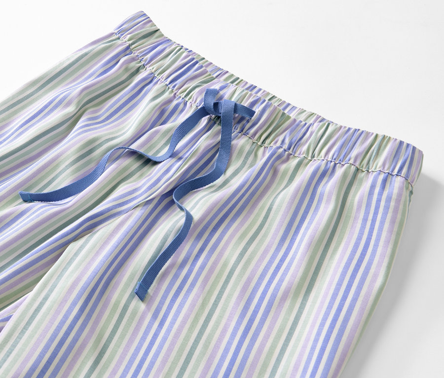 Dokuma desenli ve mavi bağcıklı pijama altı detayı.