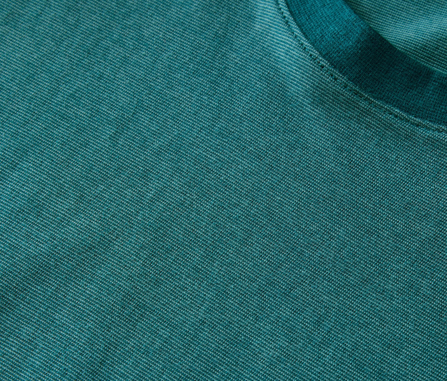 Melanjlı jarse dokulu ve bisiklet yakalı, deniz mavisi renginde şortlu pijama takımının yakın çekim detayı. 