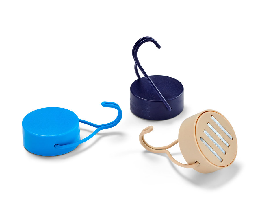 Üç adet mıknatıslı askı: mavi, lacivert ve bej.