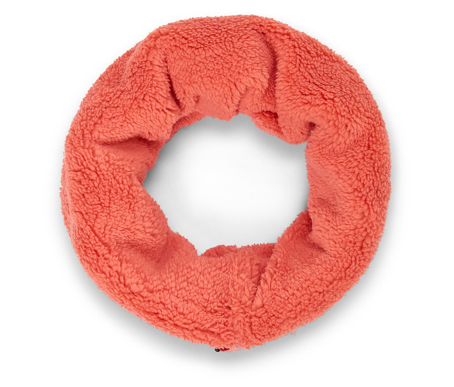 Beyaz bir arka plan üzerinde mercan renginde suni kürk halka şeklinde atkı.