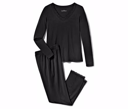 Siyah, uzun kollu, dantelli pijama takımı.