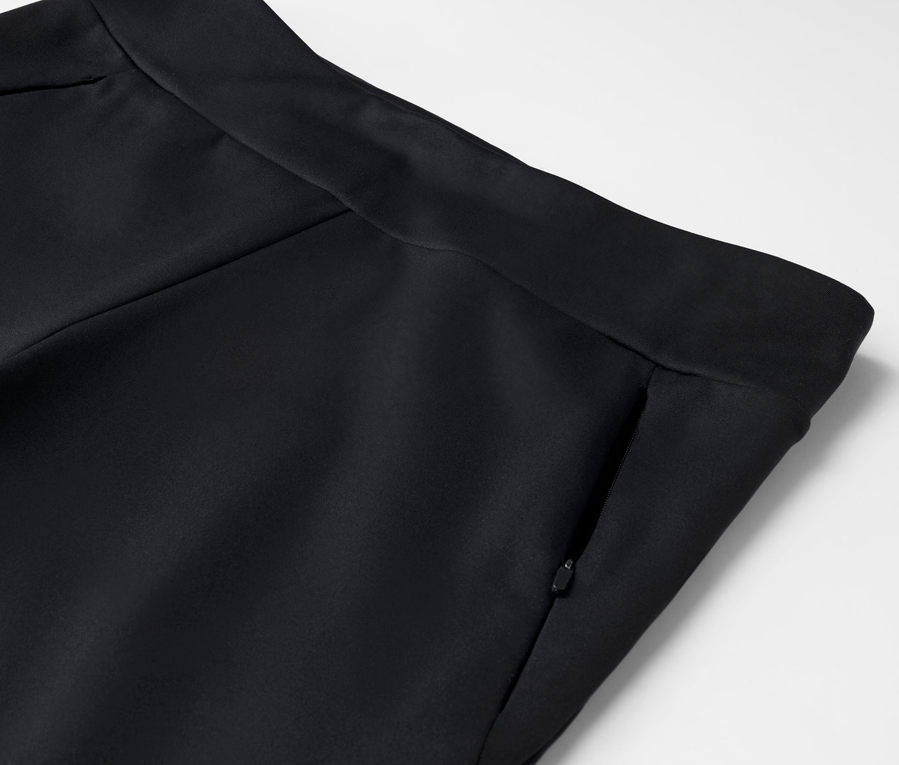 Fermuarlı cepli siyah pantolon detayı.