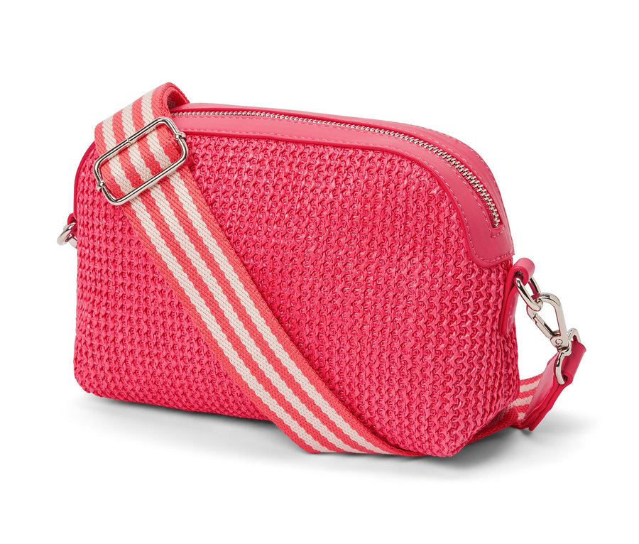 Çizgili askısı olan pembe bir omuz çantasının detayı.