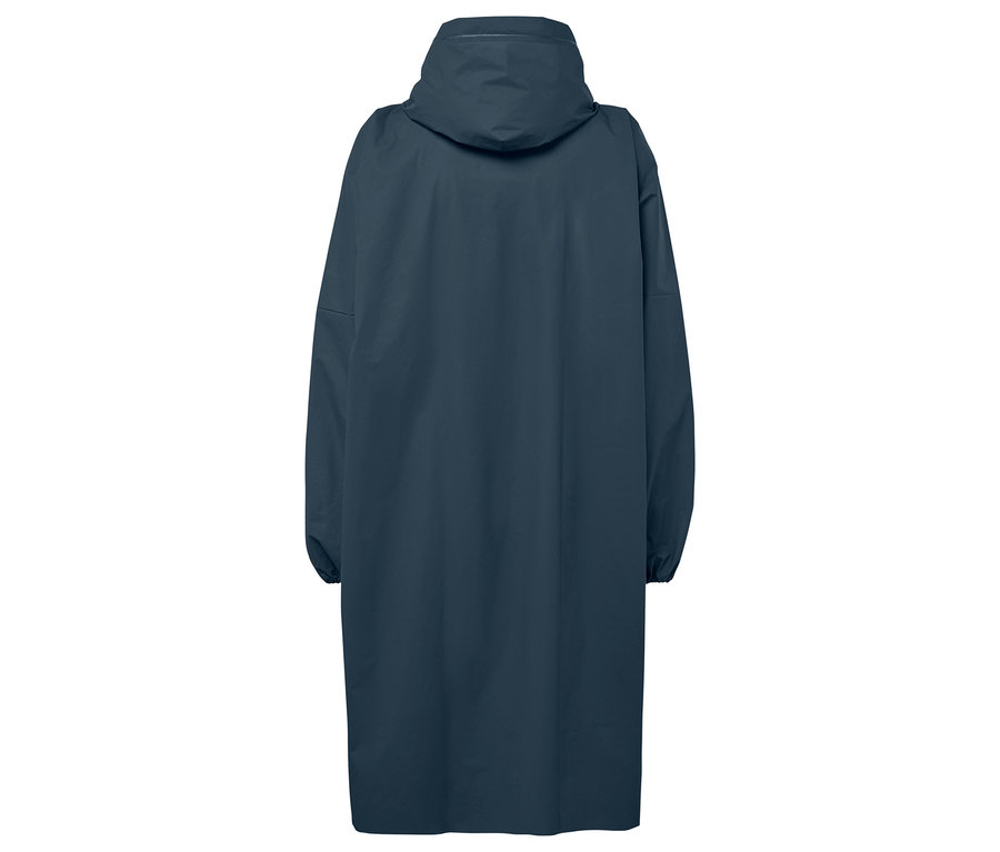 Kapüşonlu uzun, lacivert bir yağmurluğun arka görünümü.