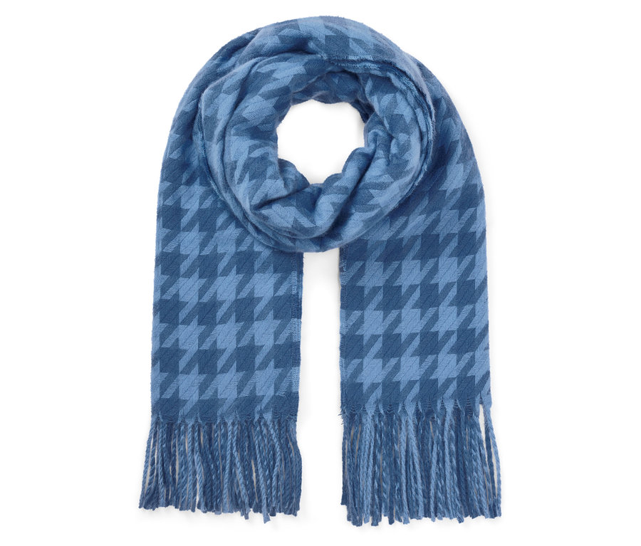 Beyaz bir arka plan üzerinde saçaklı, mavi kazayağı desenli bir eşarp.