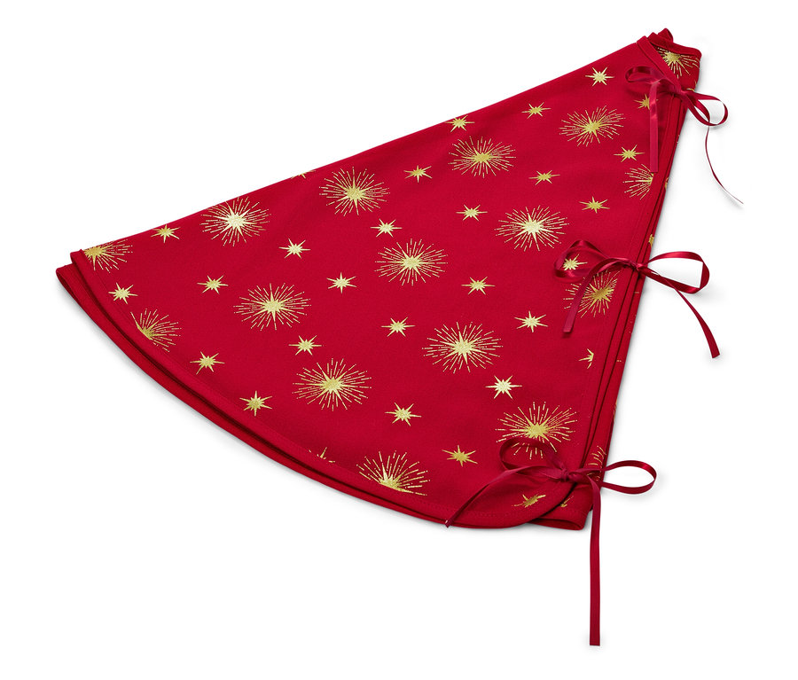 Altın yıldızları ve kurdeleleri olan kırmızı noel ağacı eteği.