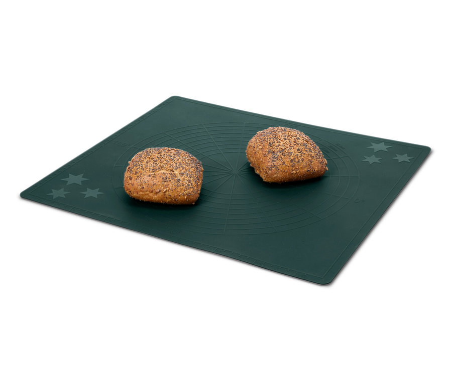 Yeşil silikon bir mat üzerinde iki adet somun ekmek.