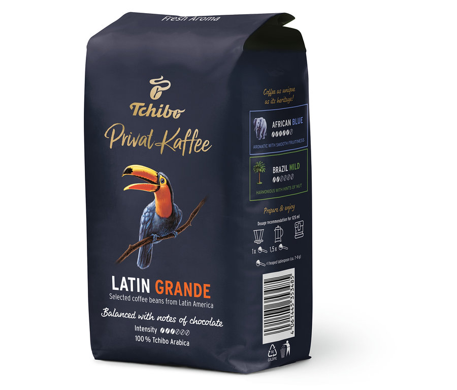 Bir dalda tukan bulunan Tchibo'dan bir paket Privat Kaffee Latin Grande çekirdek kahve.