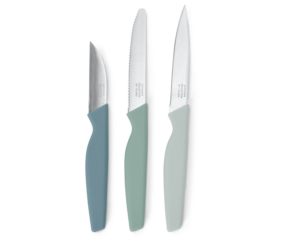 Beyaz arka planda renkli saplara sahip üç bıçak.