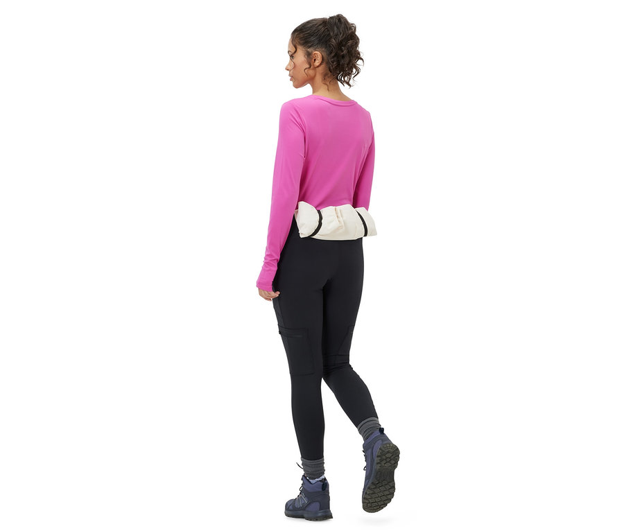 Arkadan görünüşüyle outdoor taytı giyen bir kadın.