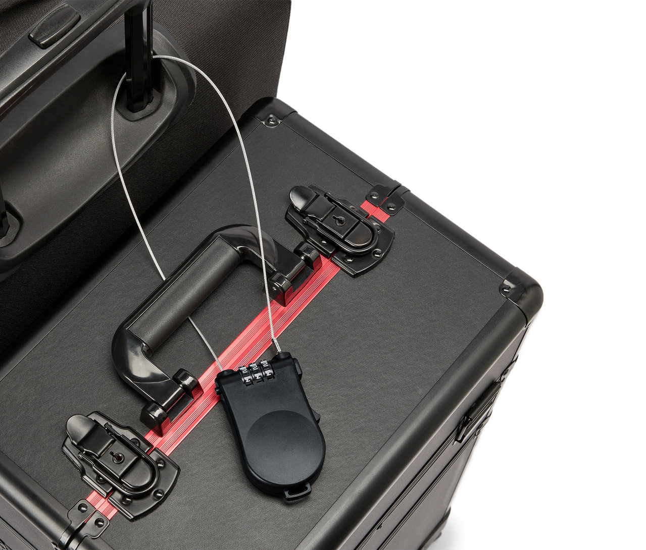 Kırmızı şeritli, siyah saplı ve şifreli kilidi olan siyah bir valizin yakın çekimi.