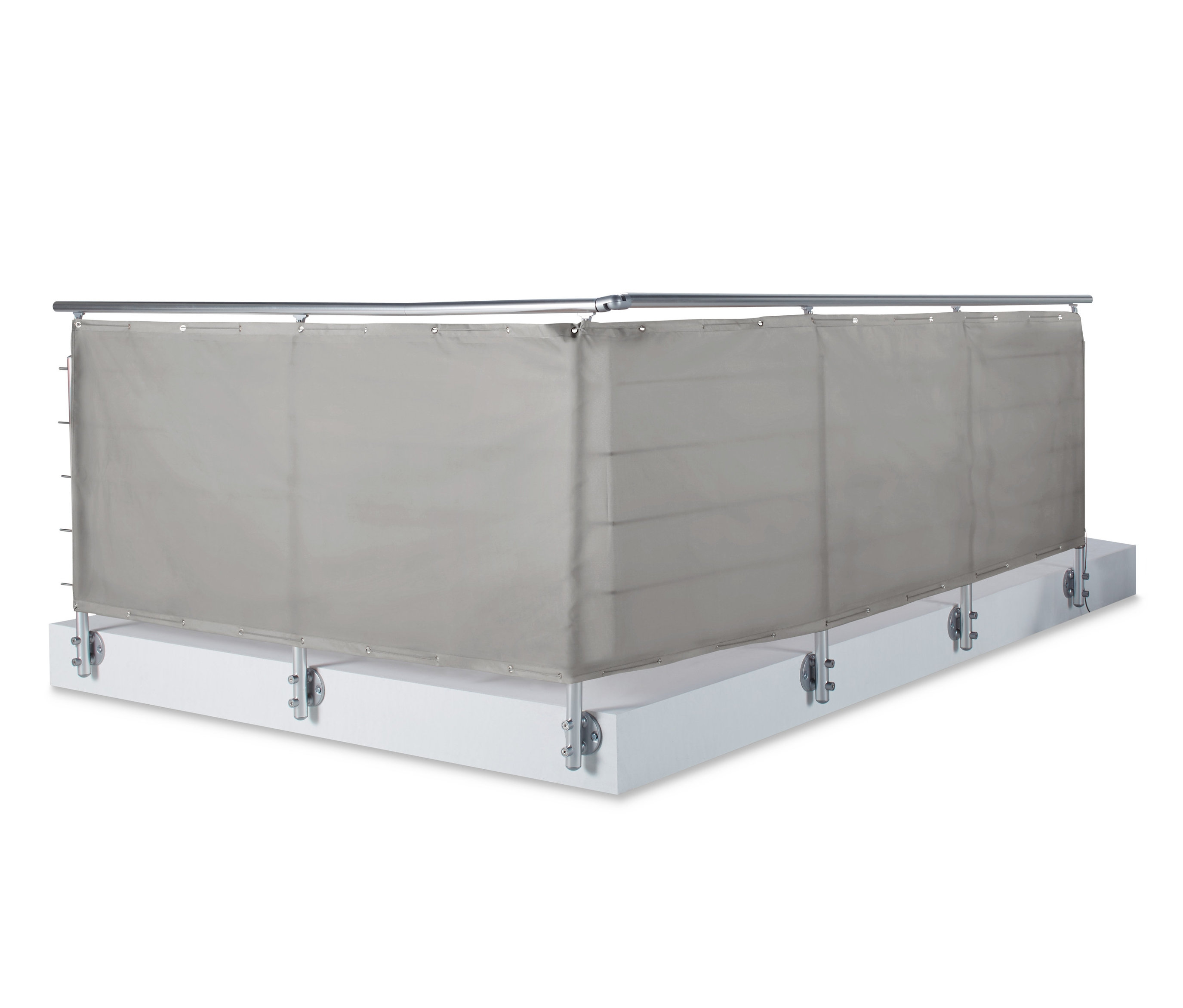 Gümüş bir korkuluğa gri bir balkon paravanı ve rüzgarlık takılmıştır.