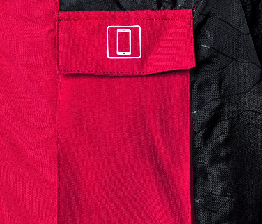 Cepli ve akıllı telefon logolu kırmızı High-End Kayak Montu detayı.