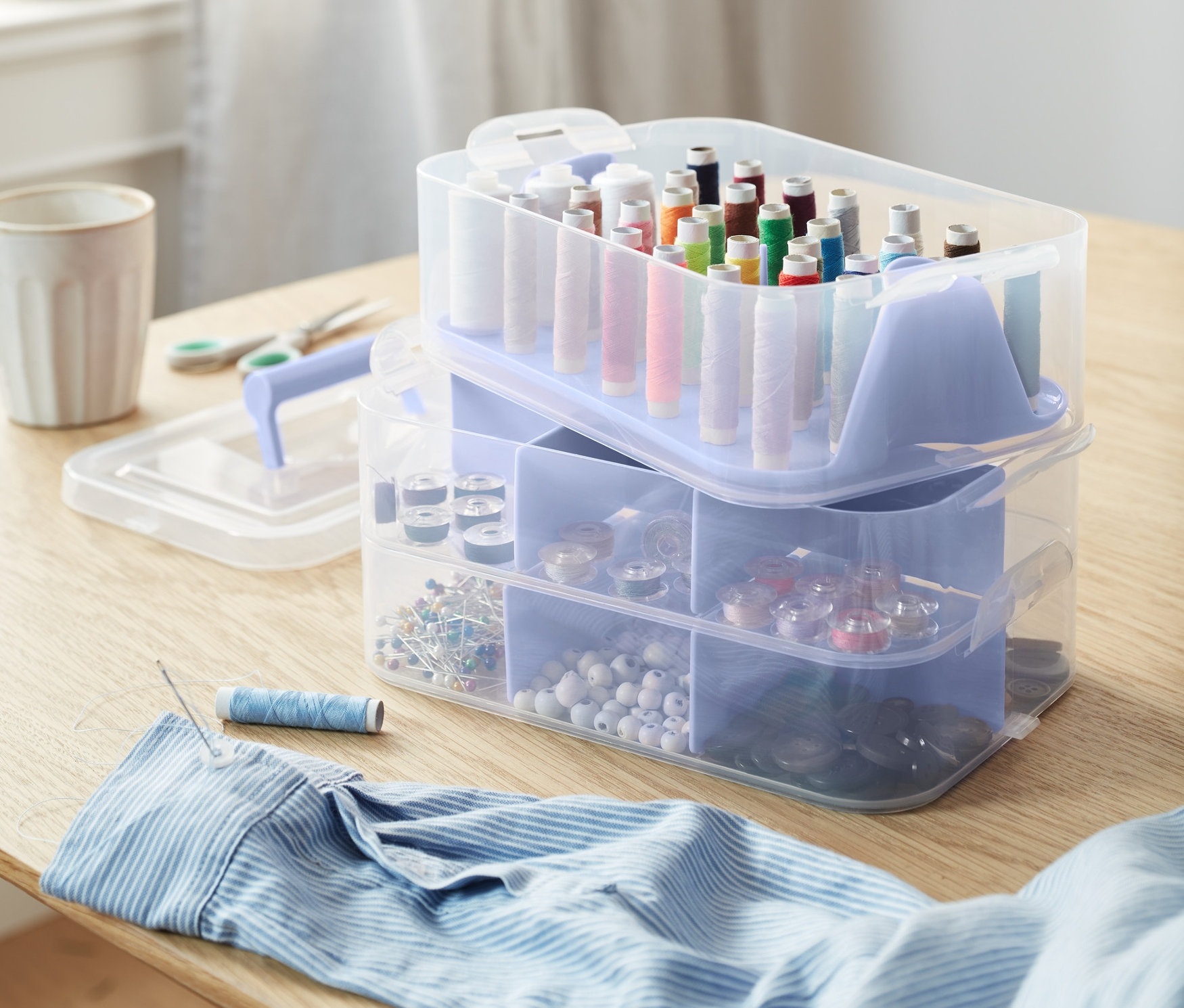 Masada iplikler, düğmeler ve dikiş malzemeleri ile Organizer Kutular.