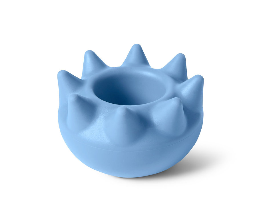 Beyaz arka planda mavi baldır ve ayak çalıştırıcı.