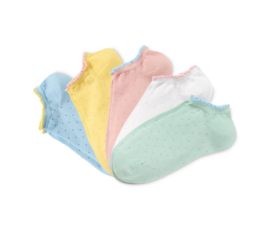 Puantiyeli, pastel renklerde beş çift organik pamuklu sneaker çorabı.