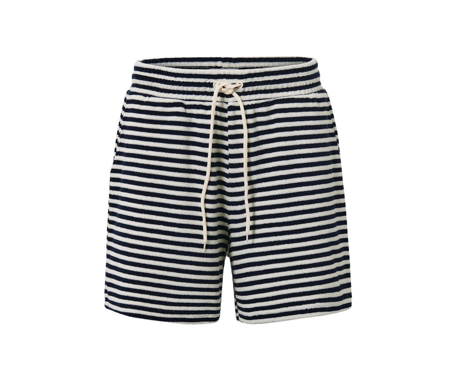 Beyaz ipli, çizgili havlu şort.