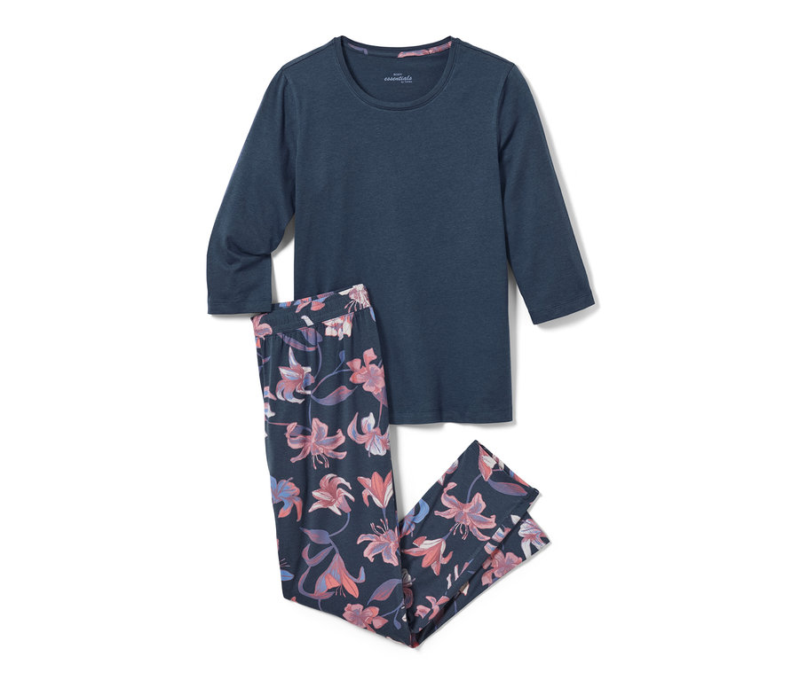 Çiçekli pantolonlu mavi pijama takımı.