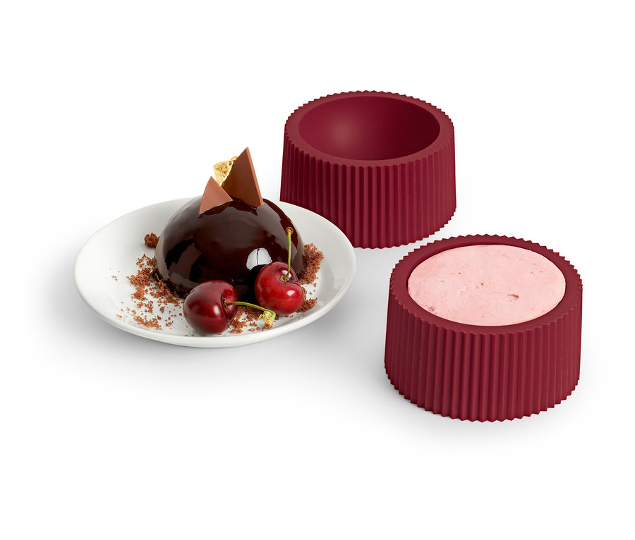 Tabakta kirazlı çikolata topu, yanında 4 adet tatlı kalıbı.