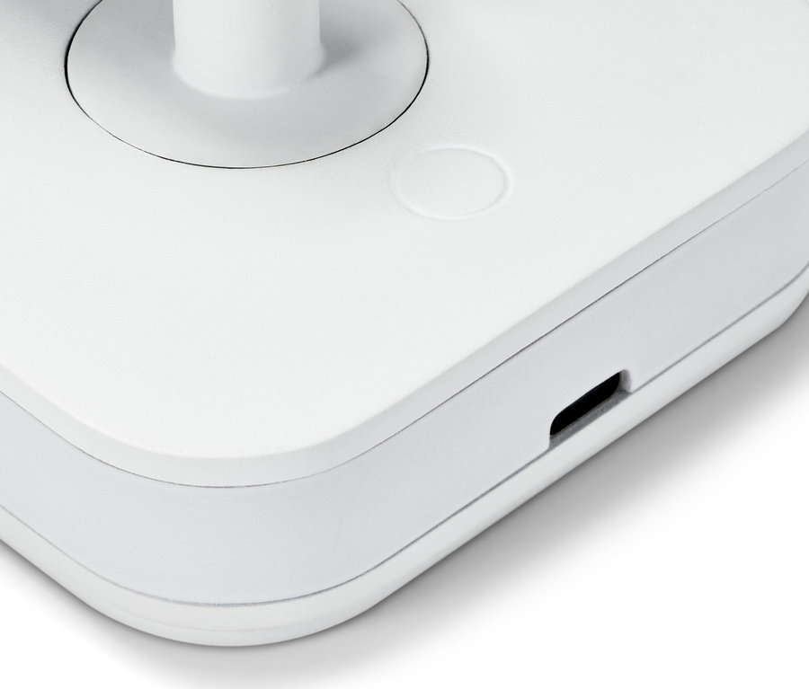 Spotlu, şarjlı, beyaz LED gece lambasının yakın çekimi.