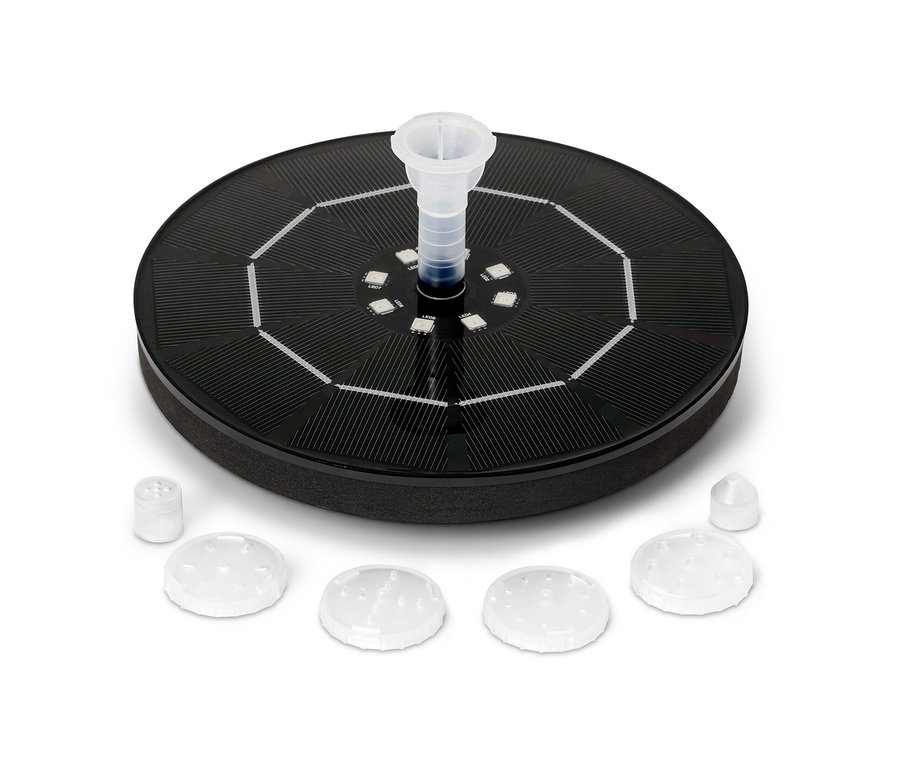 Beyaz arka planda aydınlatmalı, yüzen güneş enerjili fıskiye.