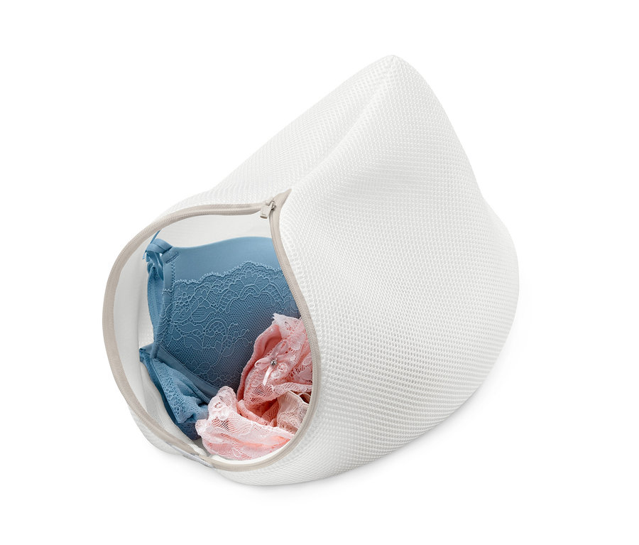 Beyaz bir çamaşır filesi içinde mavi ve pembe dantel sütyen.