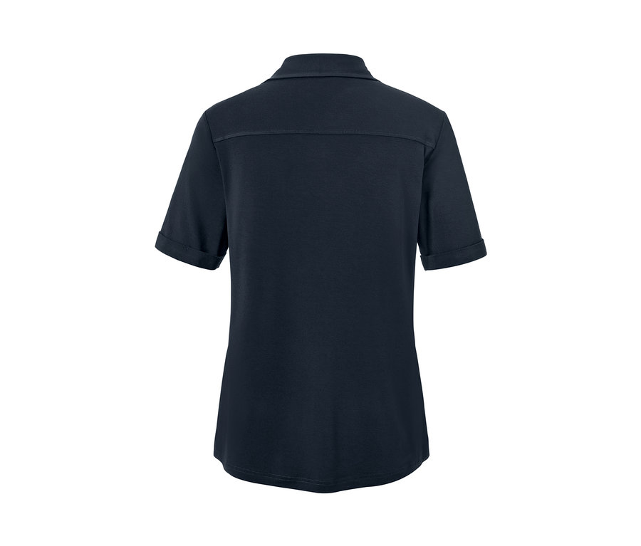 Düğmeli, lacivert bluzun arka görünümü.