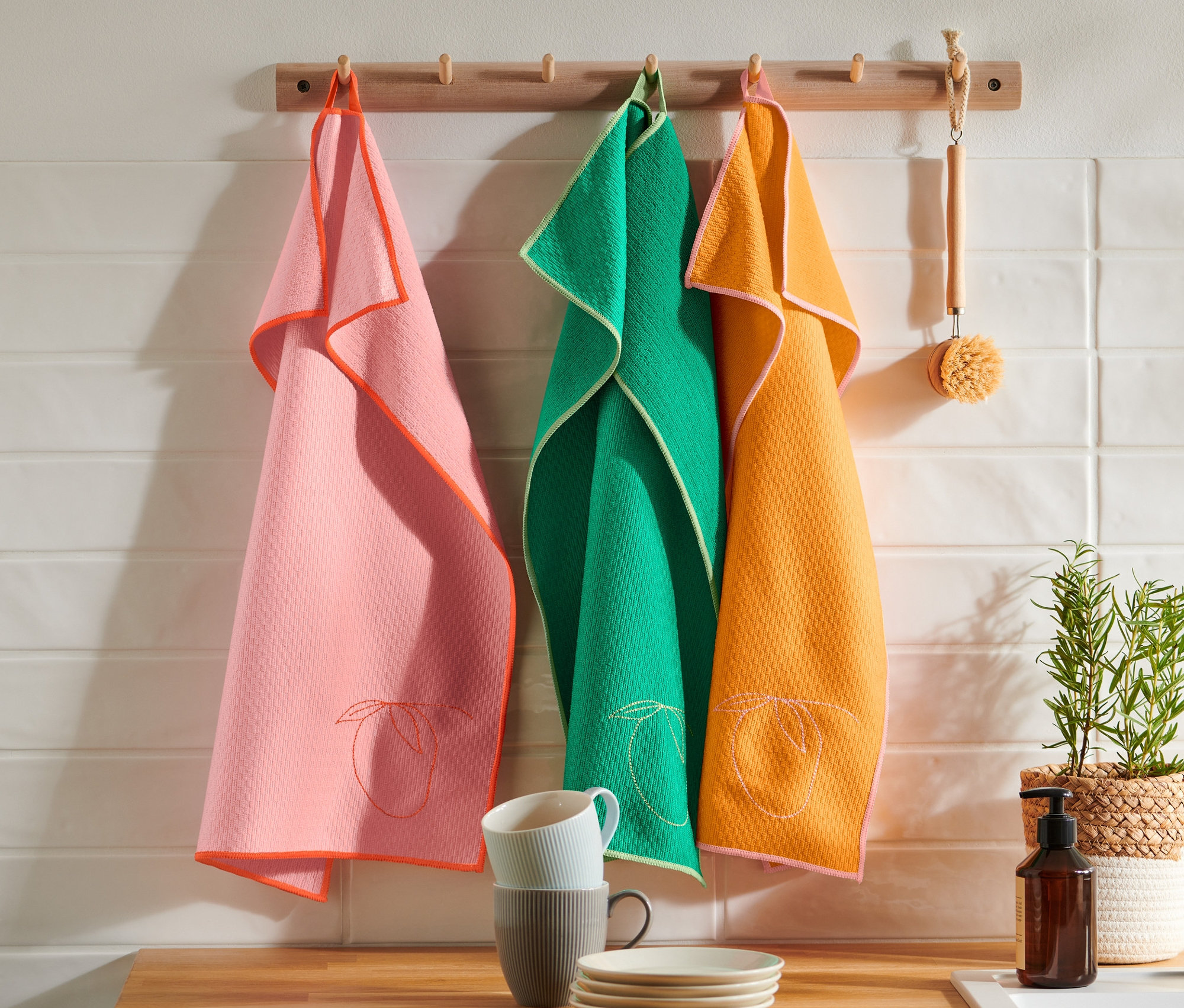 Ahşap askıda asılı üç adet kurulama bezi.