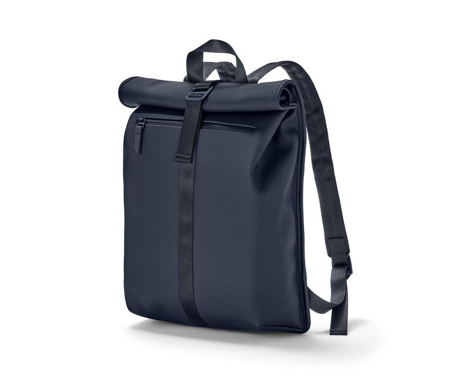 Beyaz bir arka planda sarılı duran mavi, su geçirmez sırt çantası.