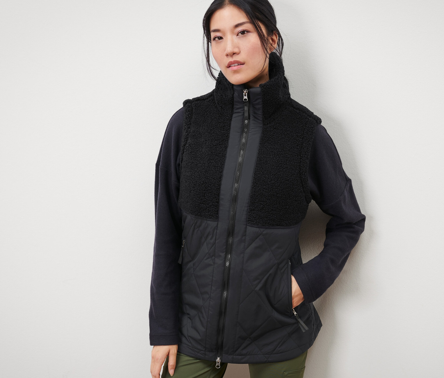 Kadın kapitone teddy yelek giyiyor.